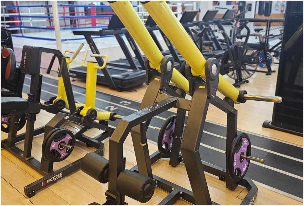 Equipamentos de musculação e área de treinamento da Helix Gym